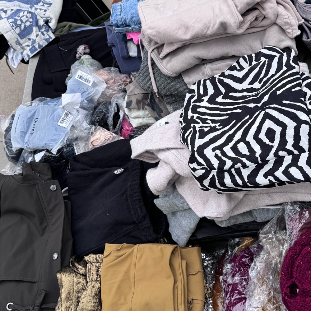 5lb mystery women’s (XS-M) clothing box with extras! Closet update, resell, gift - Picture 8 of 10